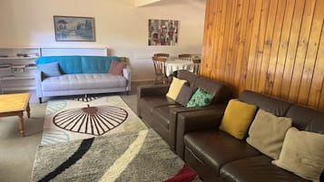 Familienapartment, 2 Schlafzimmer, Flussblick, Erdgeschoss (Unit 1) | Wohnbereich | 40-Zoll-Flachbildfernseher mit Digitalempfang, LED-Fernseher, DVD-Player