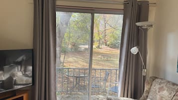 Apartamento clássico, 1 quarto, cozinha, vista para o rio (Unit 3) | Cortinas blackout, ferros/tábuas de passar roupa, roupa de cama