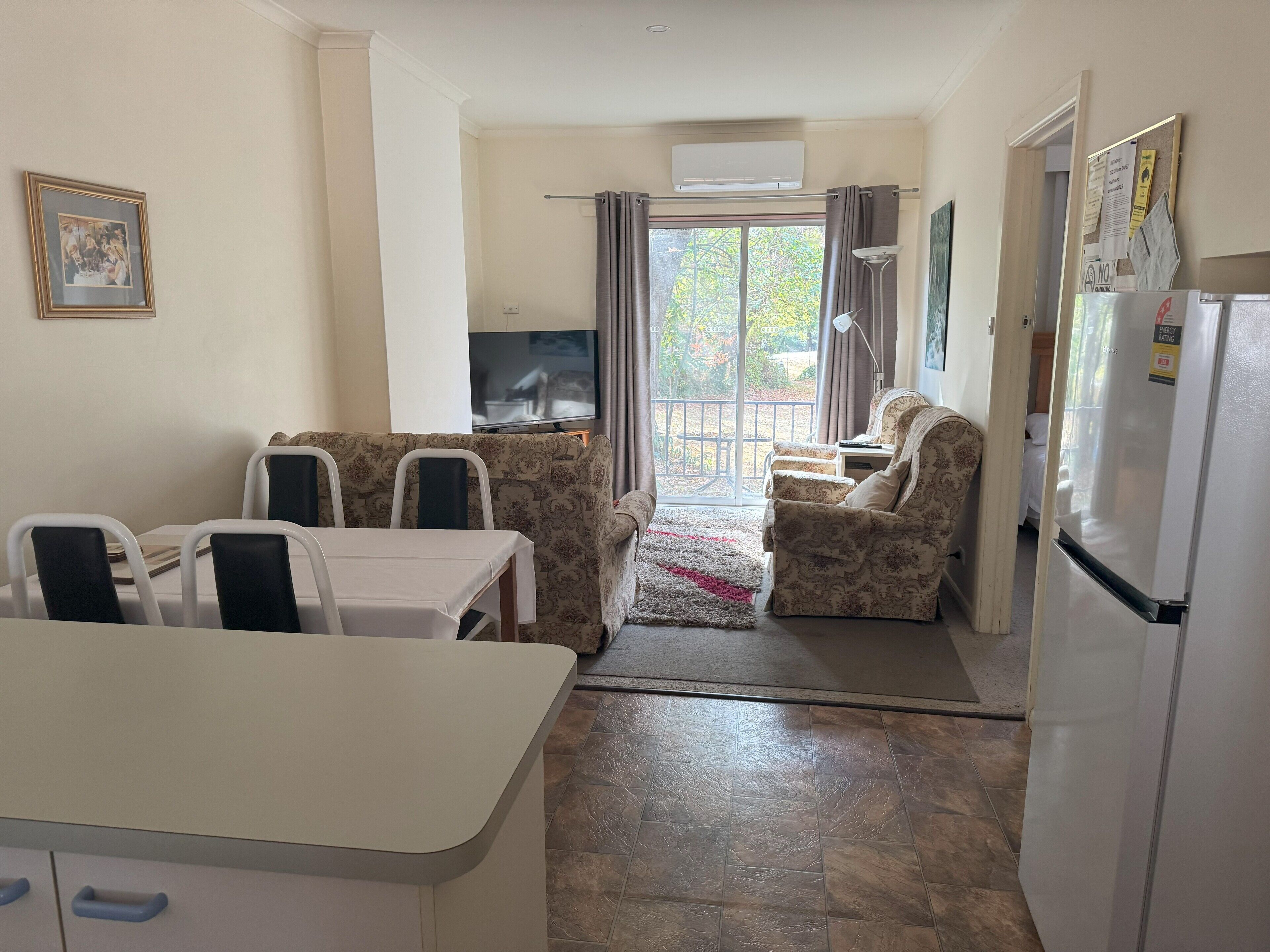 经典公寓, 1 间卧室, 厨房, 河景 (Unit 3) | 起居区 | 40-英寸纯平电视（配备数码频道）、LED 电视、DVD 播放器