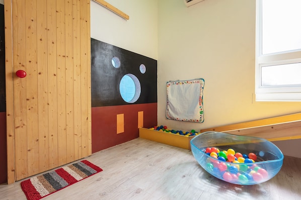 Desk, soundproofing, rollaway beds, free WiFi