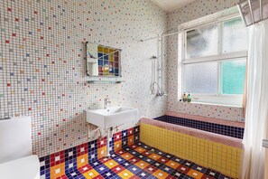 Family Room, Bathtub | Bathroom | Separate bathtub and shower, free toiletries, hair dryer, towels - Wonderful Land B&B (Tainan)