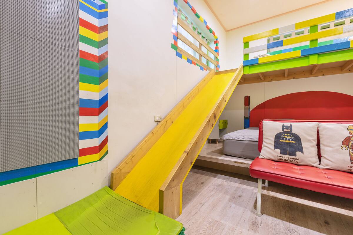 Desk, soundproofing, rollaway beds, free WiFi