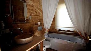 Standardzimmer | Badezimmer | Kostenlose Toilettenartikel, Haartrockner, Hausschuhe, Handtücher