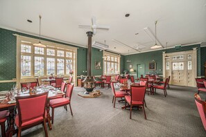 Se sirven cenas y cocina local 