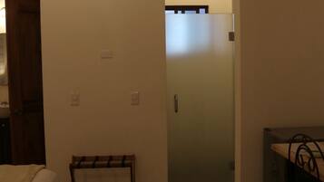 Hortensia 5, habitacion estandard, lado alberca | Baño | Regadera, secadora de cabello, toallas, jabón