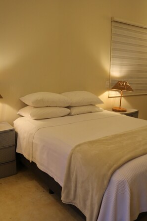 Standardrum - vid poolen | Duntäcken, minibar, strykjärn/strykbräda och extrasängar