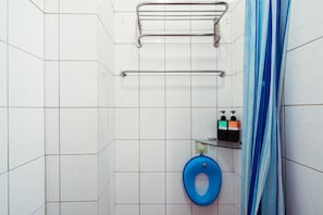 House, 3 Bedrooms | Bathroom | Shower, rainfall showerhead, free toiletries, hair dryer