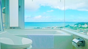 Condo, vista para o oceano | Banheiro | Chuveiro/banheira combinados, banheira de hidromassagem