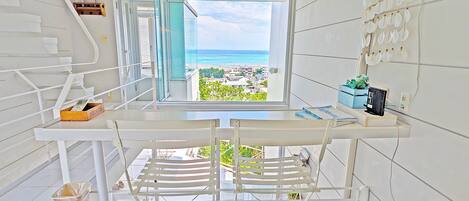 Bloc d'apartaments, vistes a l'oceà | 1 dormitori, planxa i posts de planxar, wifi gratuïta i roba de llit