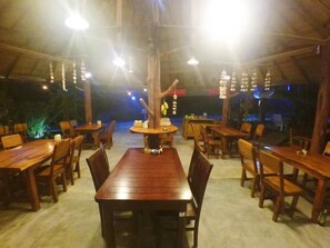 Se sirven desayunos, almuerzos y cenas; cocina tailandesa