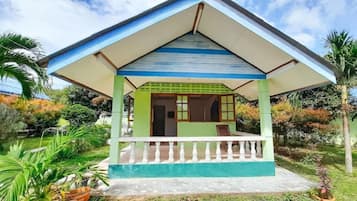 Bungalow with Garden View | Tirai kedap cahaya dan seprai linen