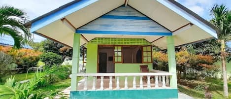 Bungalow with Garden View | Tirai kedap cahaya dan seprai linen