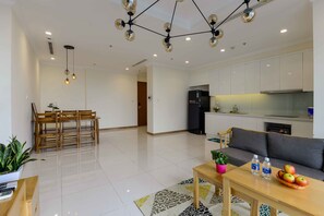 Apartamento, 3 quartos | Área de estar | Smart TV