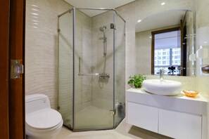 Douche, articles de toilette (gratuits), séchoir à cheveux, peignoirs