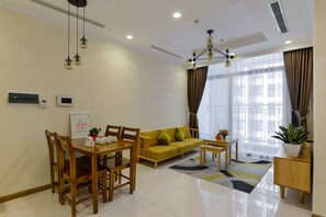 Apartamento, 2 quartos | Área de estar | Smart TV