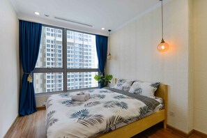 Appartamento, 2 camere da letto | Una scrivania, tende oscuranti, insonorizzazione, ferro/asse da stiro