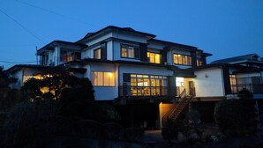 Façade de l’hébergement - soirée/nuit