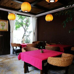 Daily local cuisine breakfast (CNY 25.00 per person)