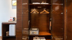 Flat-screen TV - L Hotel Changsheng (Zhuhai)