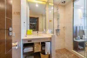 Shower, free toiletries, hair dryer, bathrobes - L Hotel Changsheng (Zhuhai)