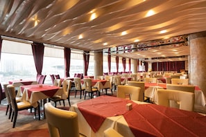Bữa sáng buffet hàng ngày với phụ phí nhỏ 