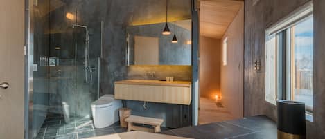 Separate bathtub and shower, deep-soaking bathtub, free toiletries
