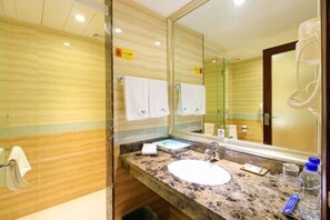 Shower, free toiletries, hair dryer, slippers - L Hotel Lianhua (Zhuhai)