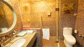 Deluxe Family Suite | Bathroom | Shower, free toiletries, hair dryer, slippers