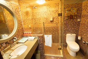Deluxe Family Suite | Bathroom | Shower, free toiletries, hair dryer, slippers - L Hotel Lianhua (Zhuhai)