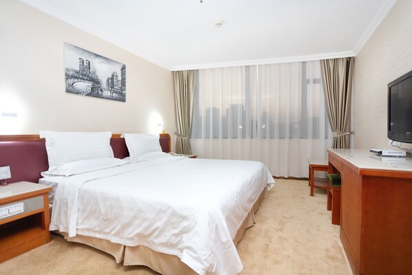 Family Suite | Desk, blackout curtains, soundproofing, iron/ironing board