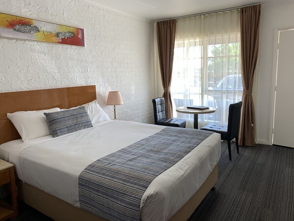 مكتب ومكواة/لوح كي وواي فاي مجانًا وملاءات أسرّة