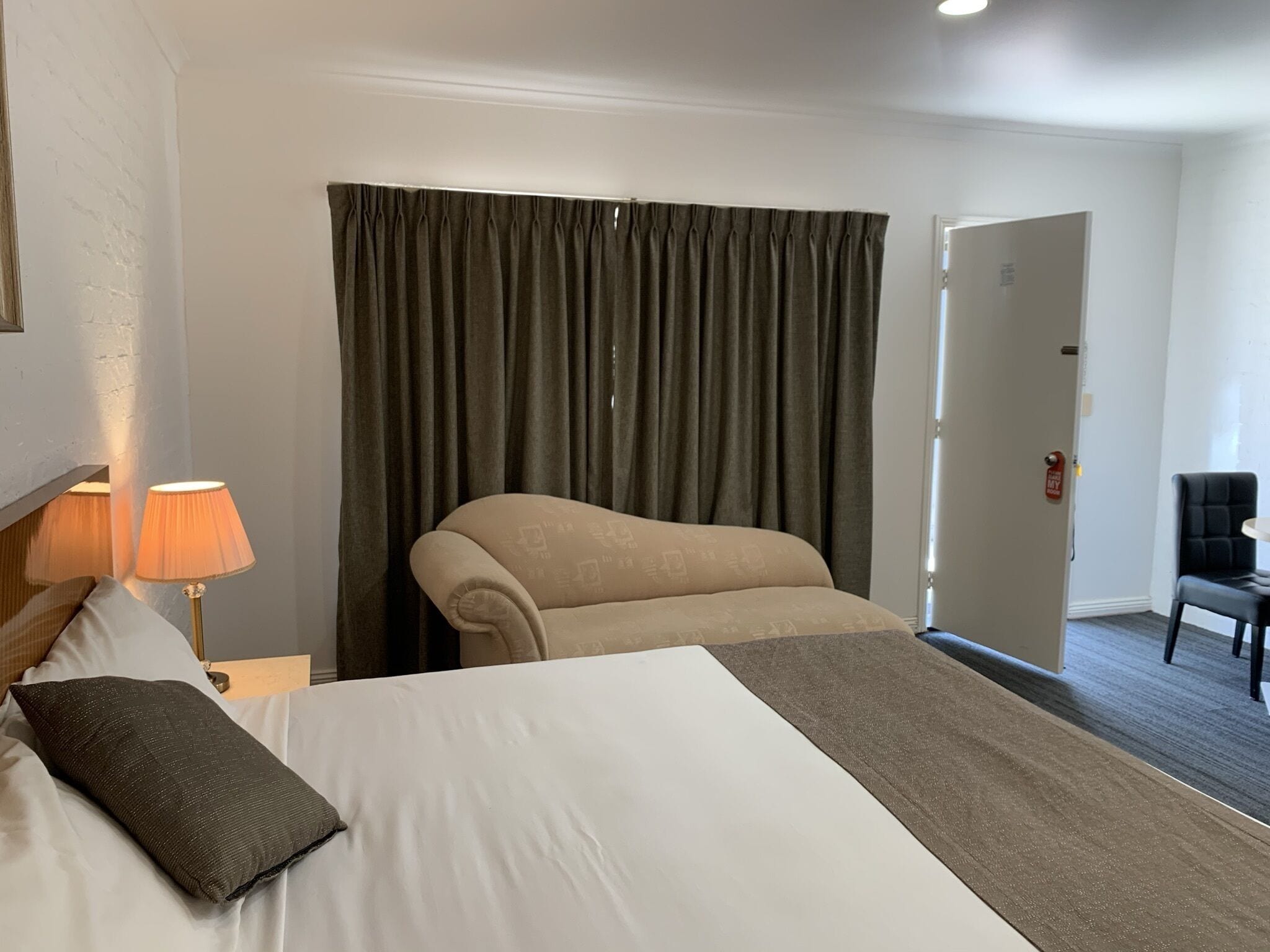 Quarto (King Bedroom with Spa Bath) | Escrivaninha, ferros/tábuas de passar roupa, Wi-Fi de cortesia