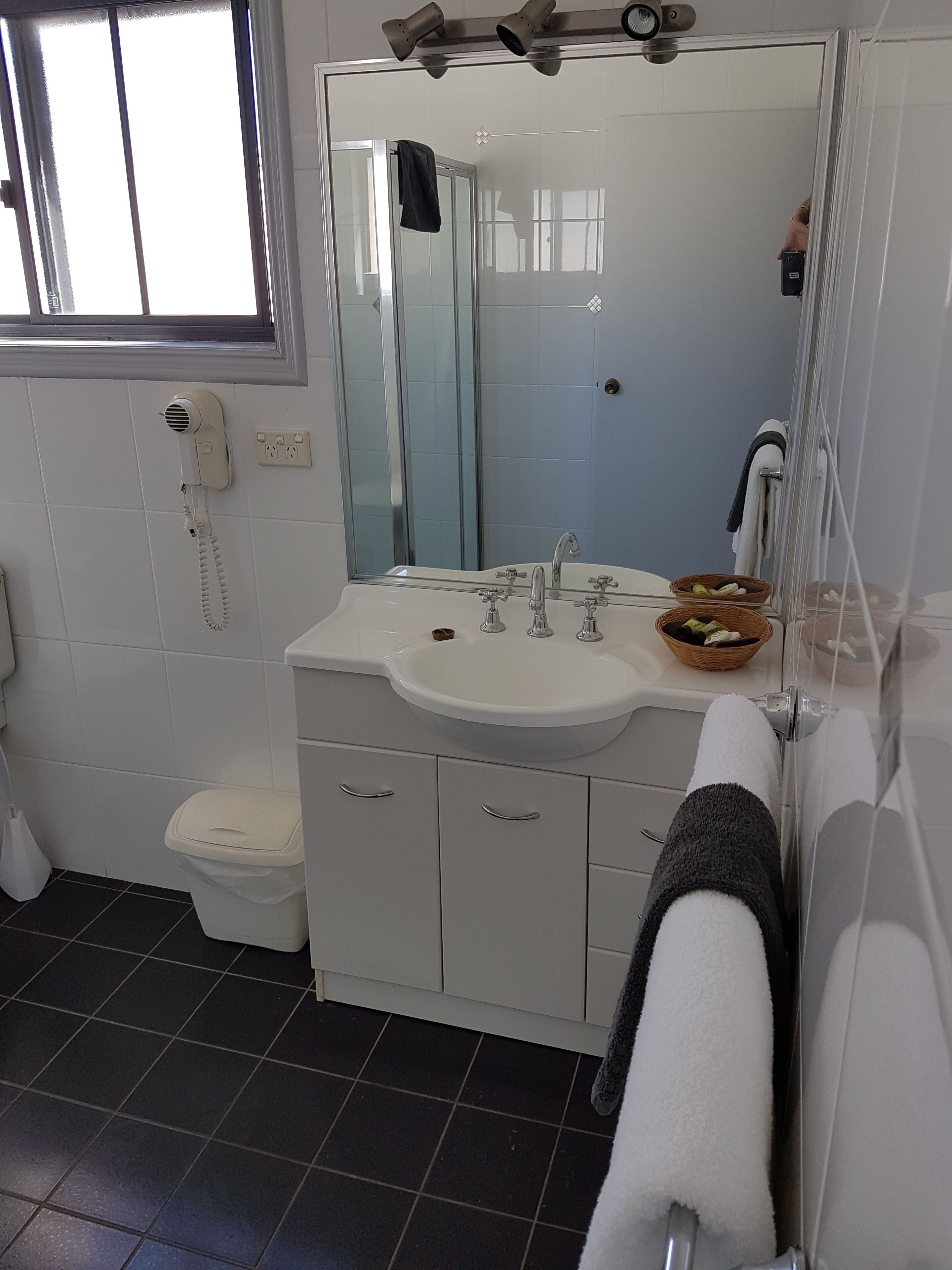 Quarto casal de uso individual | Banheiro | Chuveiro, toalhas de banho