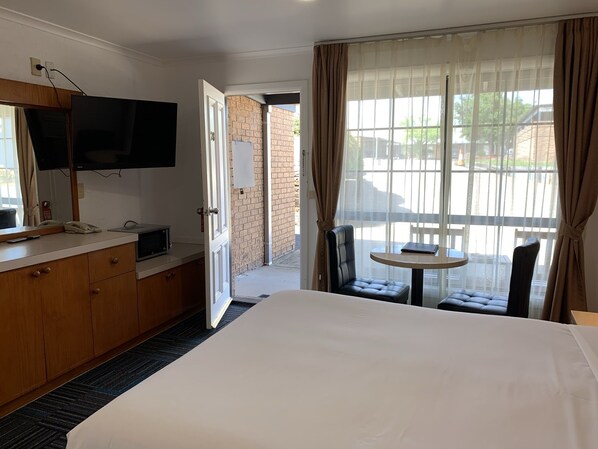 Desk, iron/ironing board, free WiFi, bed sheets - Swaggers Motor Inn (Yass)