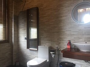 Dusche, kostenlose Toilettenartikel, Handtücher
