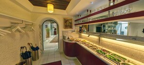 Petit déjeuner buffet (6 EUR par personne)