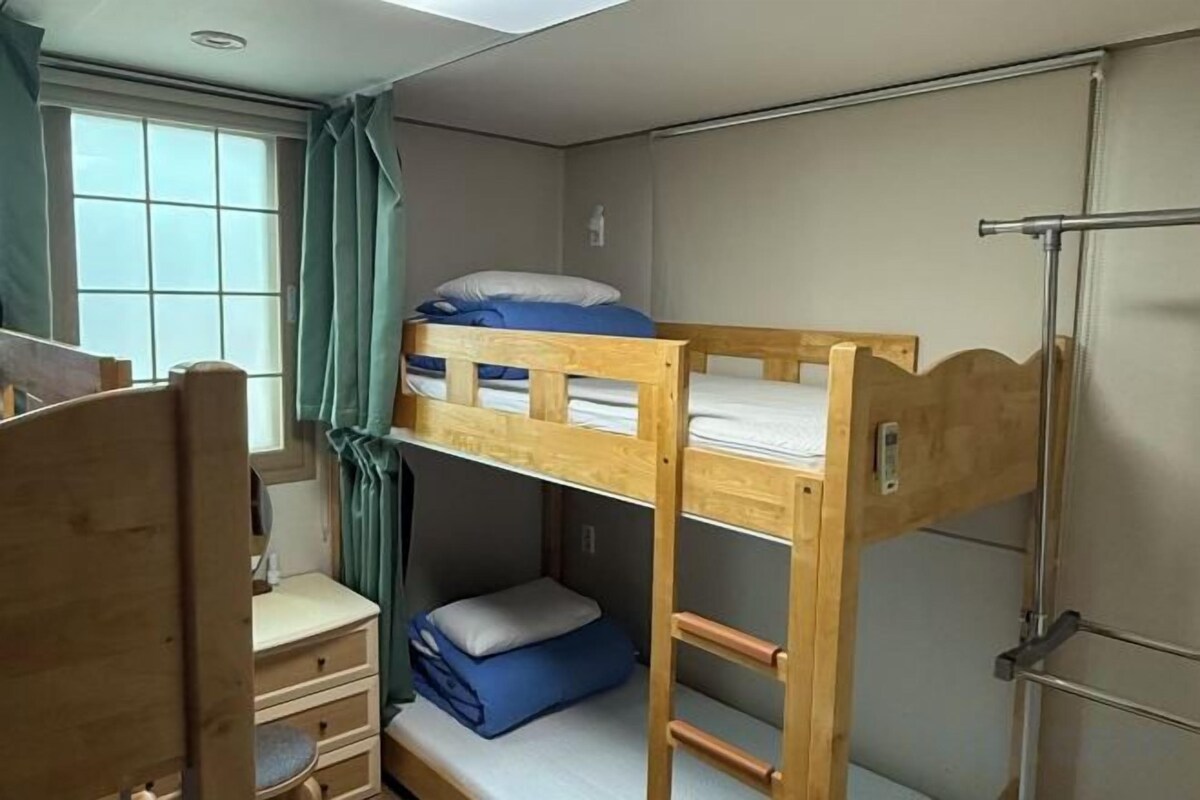 Premium bedding, soundproofing, iron/ironing board, free WiFi