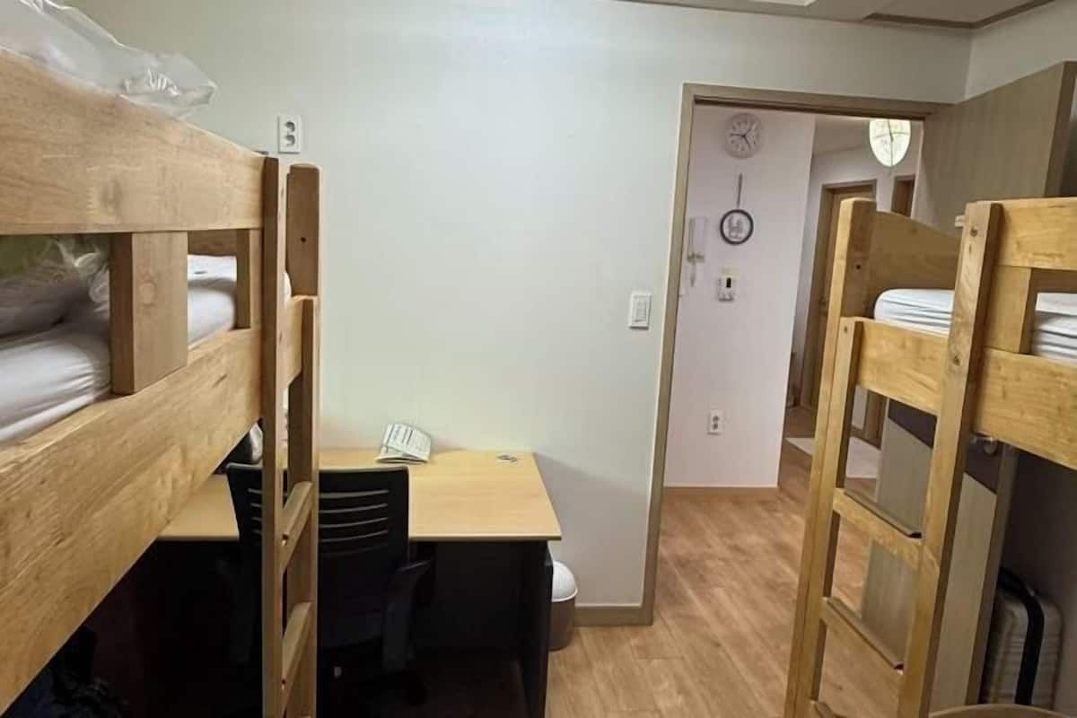 Premium bedding, soundproofing, iron/ironing board, free WiFi