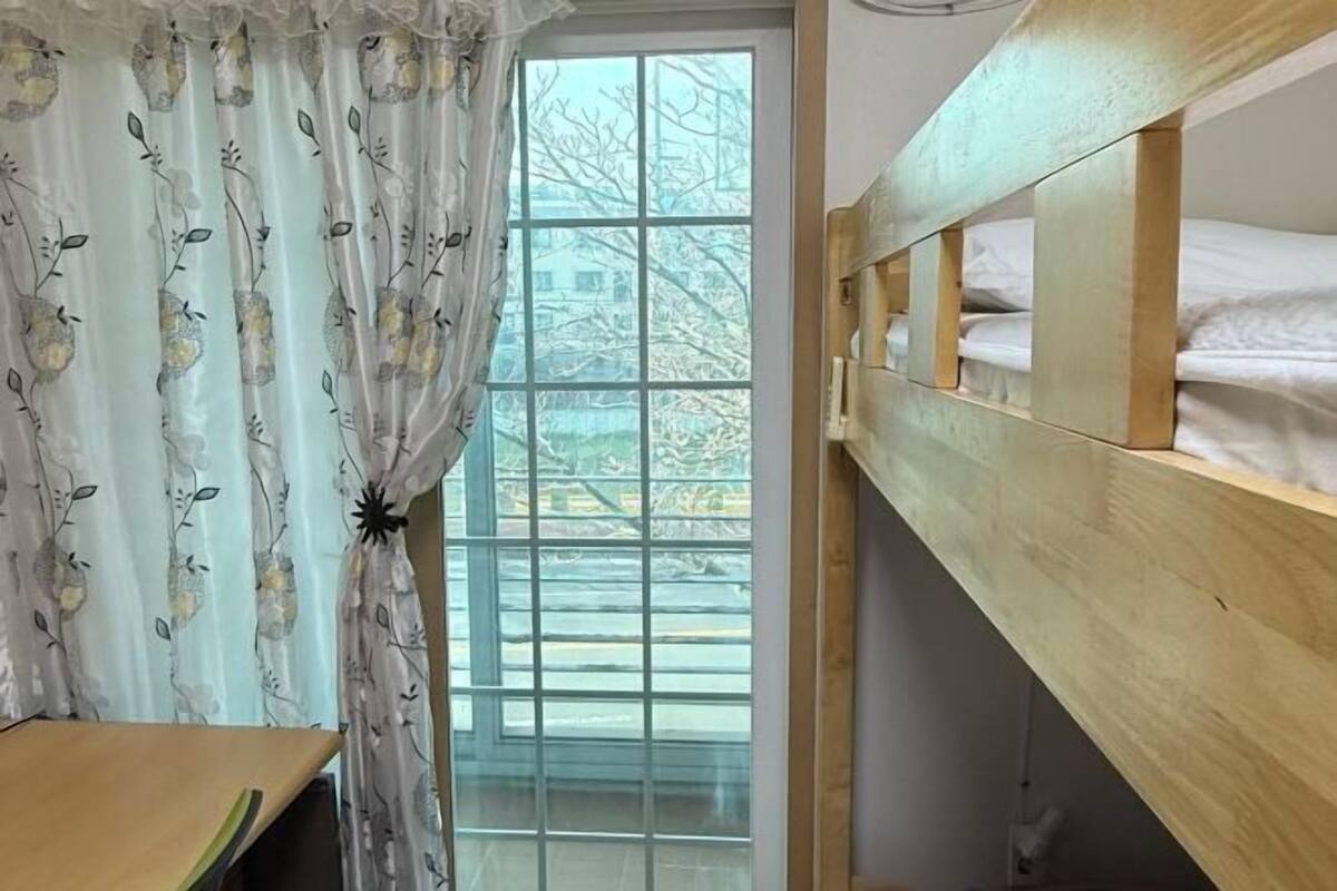 Premium bedding, soundproofing, iron/ironing board, free WiFi