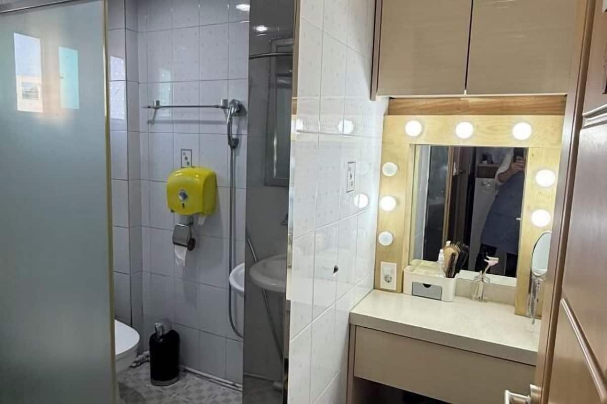 Bathroom | Shower, free toiletries, slippers, bidet
