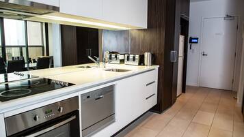 Apartamento de lujo, 2 habitaciones, no fumadores, 2 baños | Cocina privada | Frigorífico grande, microondas, horno y placa de cocina