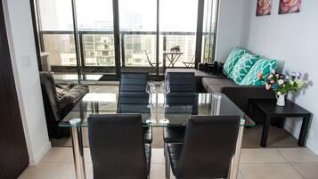 Apartamento de lujo, 2 habitaciones, no fumadores, 2 baños | Sala de estar | Una televisión LCD