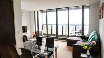 Apartamento superluxo, 2 quartos, para não fumantes, 2 banheiros | Área de estar | TV LCD