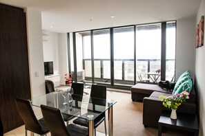 Luxury-Apartment, 2 Schlafzimmer, Nichtraucher, 2 Bäder | Wohnbereich | LCD-Fernseher