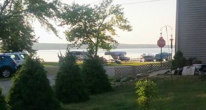 Hubbard Lake, South Shore See, Dock und Privatstrand für alle Jahreszeiten