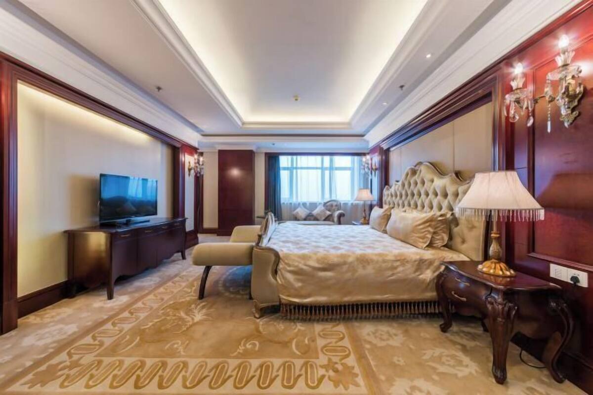 Minibar, in-room safe, desk, blackout curtains