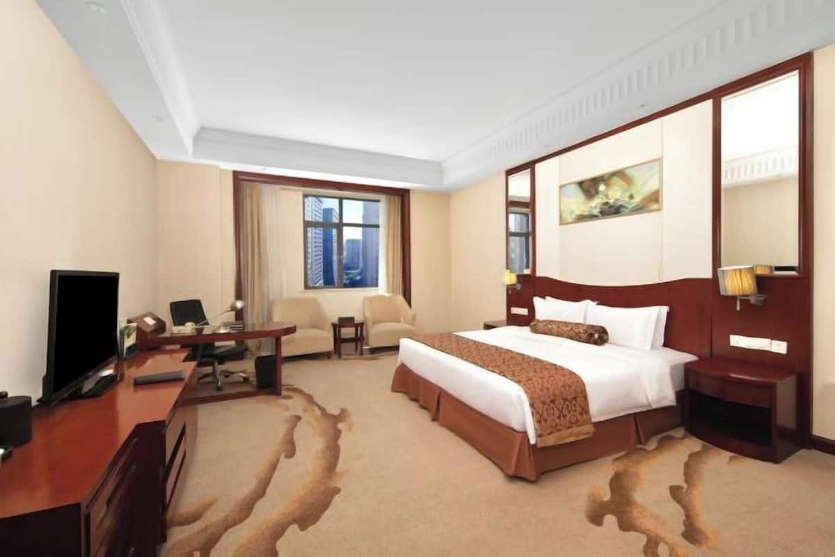 Minibar, in-room safe, desk, blackout curtains