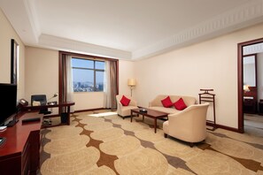 Luxury Suite | Minibar, in-room safe, desk, blackout drapes
