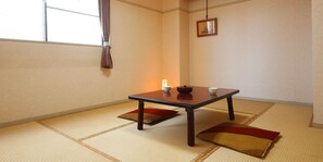 Escritorio, wifi gratis y ropa de cama 