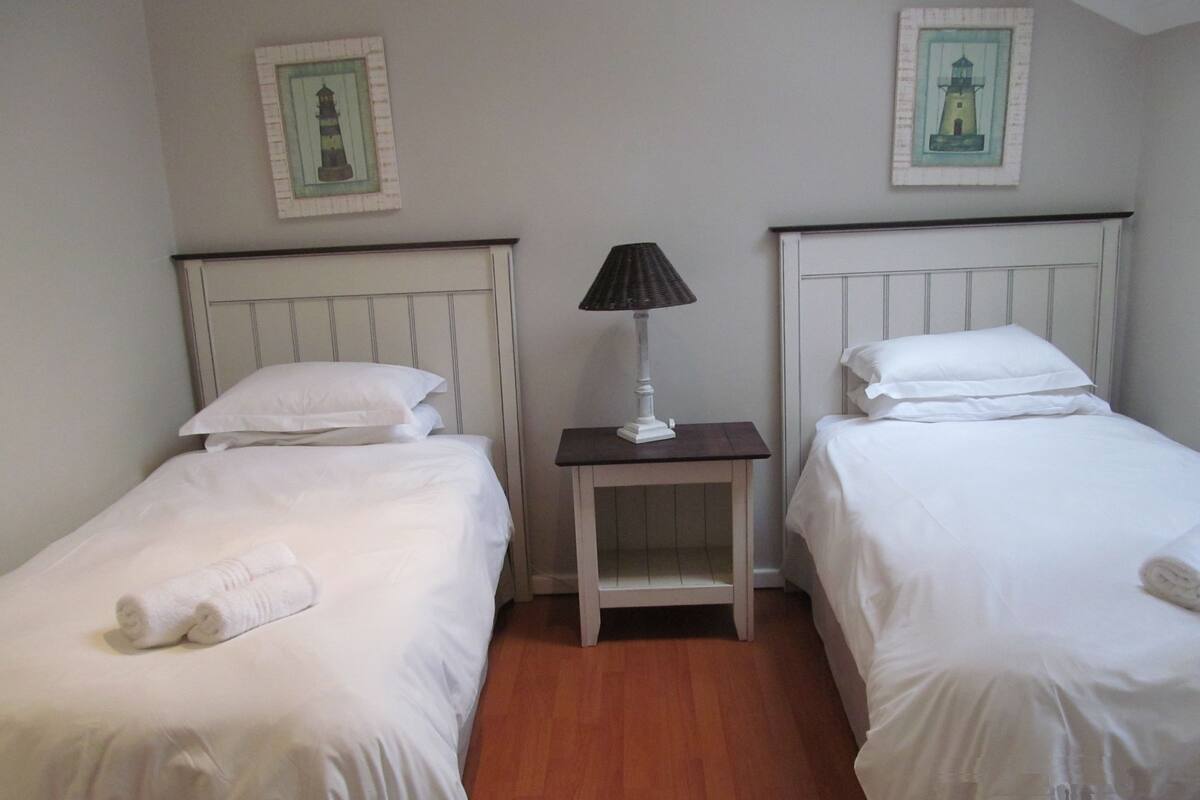1 chambre, fer et planche à repasser, draps fournis